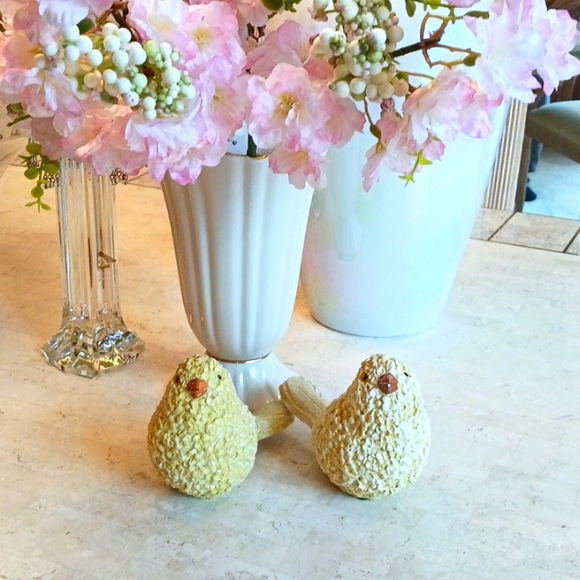 Bird figurines- resin set of 2 - floral design on birds - yellow. Valeri Parhill - Picture 11 of 15